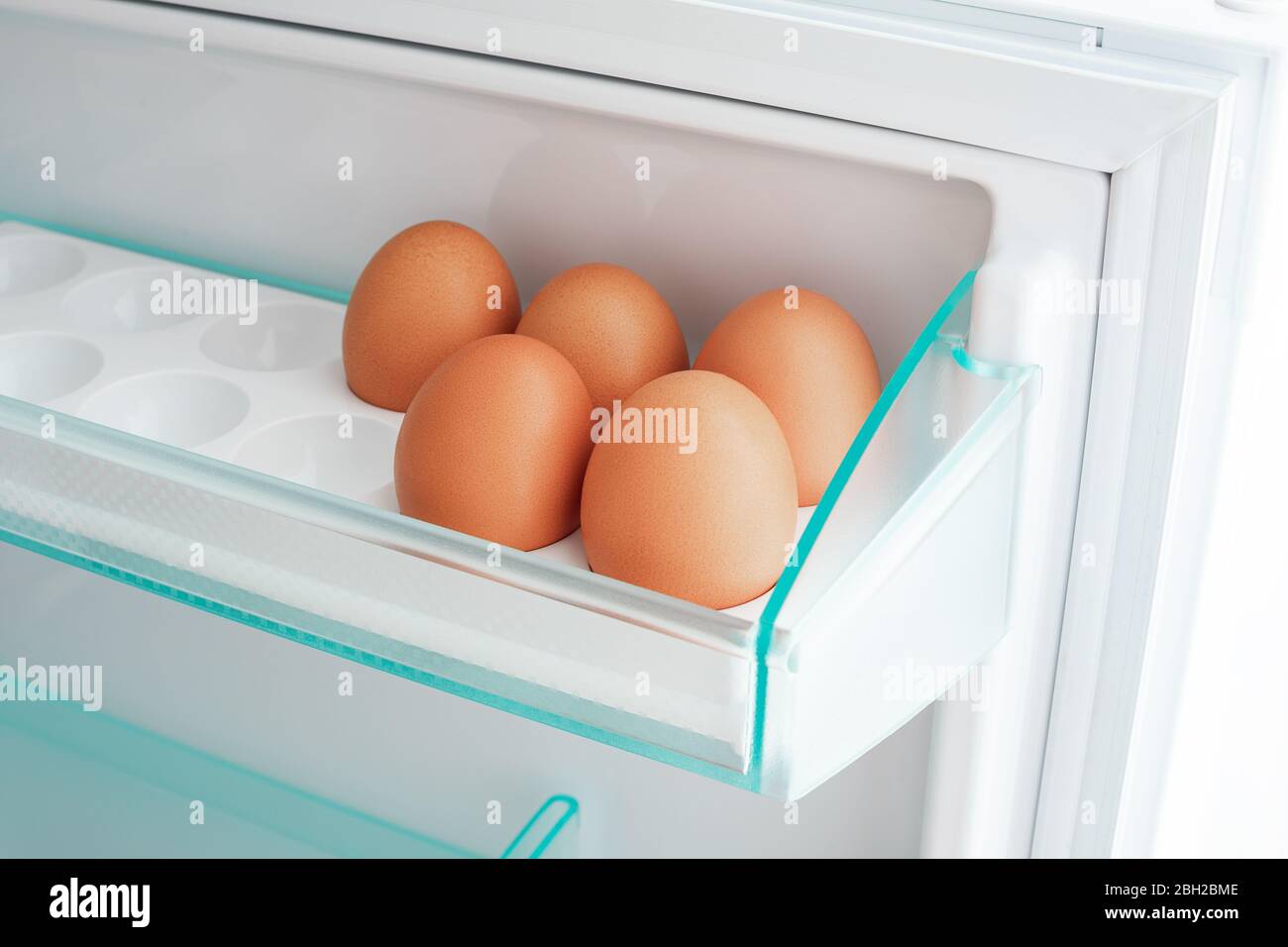 Uova in frigorifero. Concetto di vita sana. Foto Stock