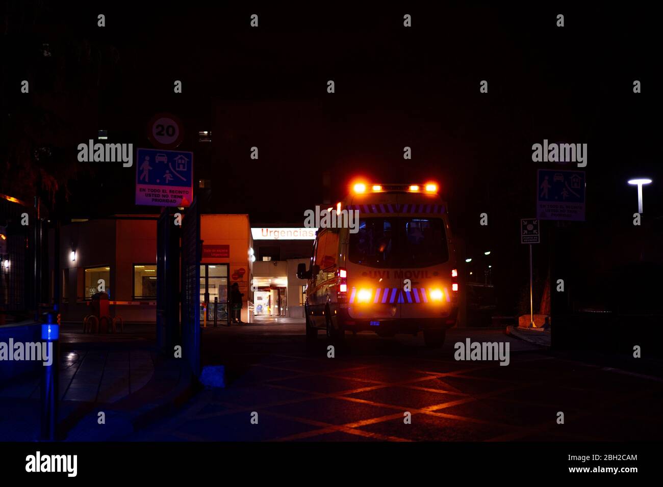 Ambulanza in missione di emergenza in ospedale, Madrid, Spagna Foto Stock