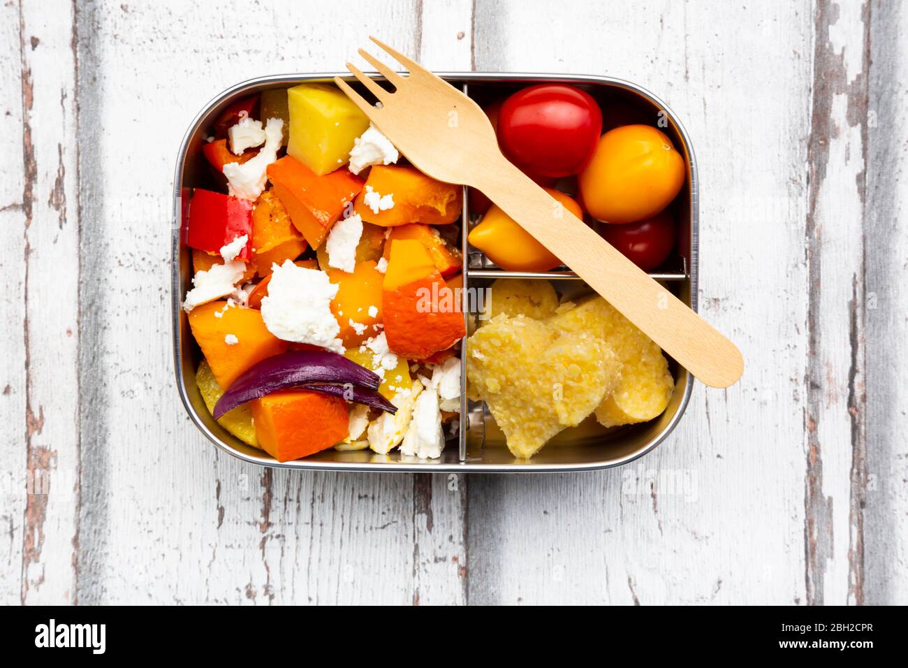 Pranzo al sacco con verdure cotte al forno d'autunno, formaggio feta e polenta a forma di cuore Foto Stock