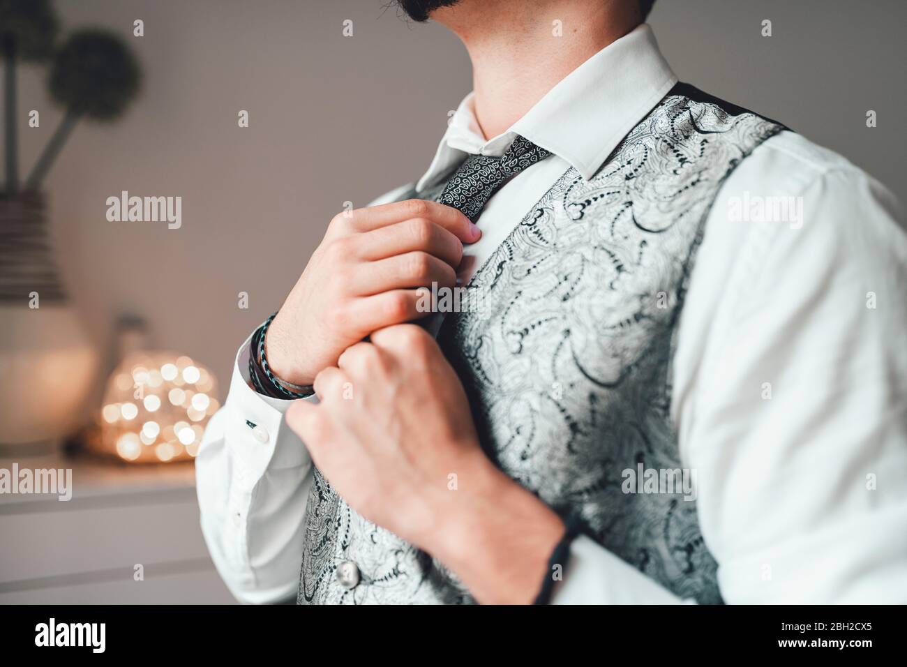 Cravatta di rilegatura per il suo vestito da sposa Foto Stock