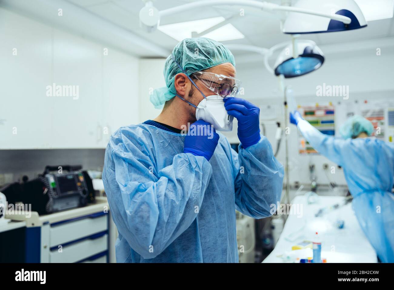 Medico che ha messo la maschera ffp2 in pronto soccorso di un ospedale Foto Stock