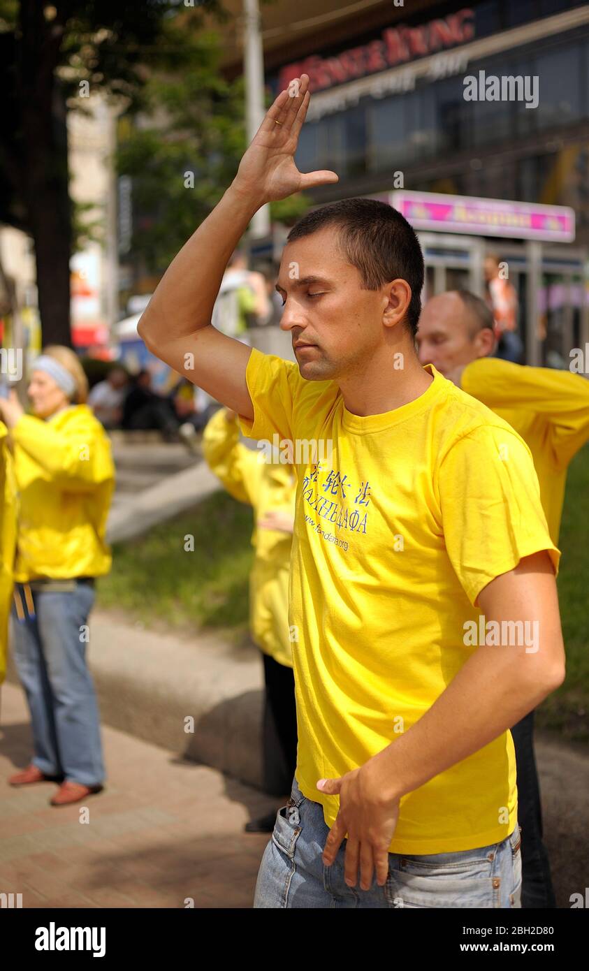 Seguaci del movimento religioso Falun dafa che fa ginnastica respiratoria Chi Kung in strada Foto Stock