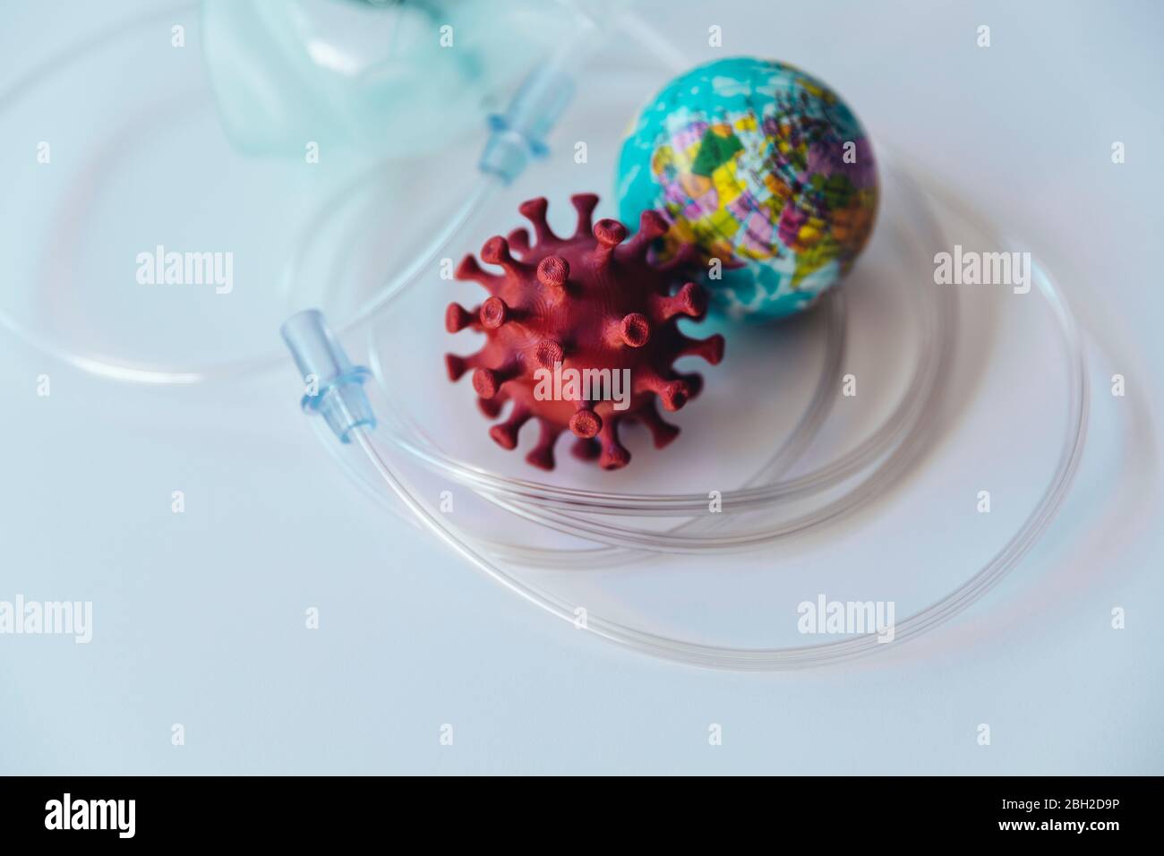 Modello di corona virus e globo con tubo di intubazione Foto Stock