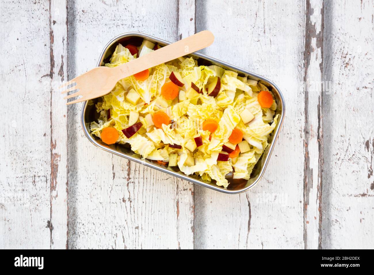 Pranzo al sacco di insalata invernale con cavolo cinese, mele e carote Foto Stock