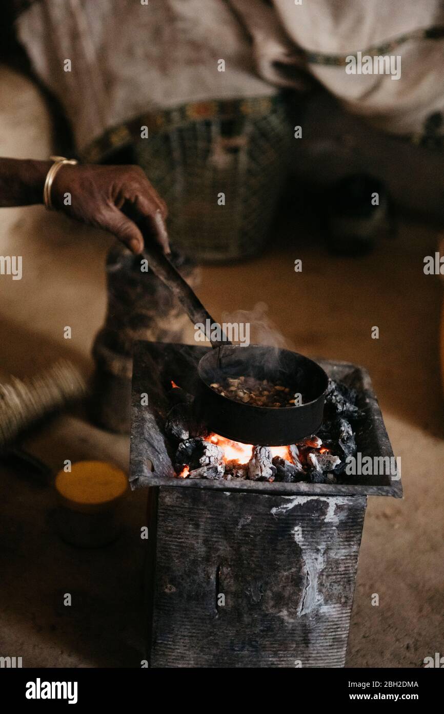 Immagine tagliata di una donna che prepara il caffè durante la cerimonia tradizionale, Etiopia, Tigray centrale, Mugulat Foto Stock