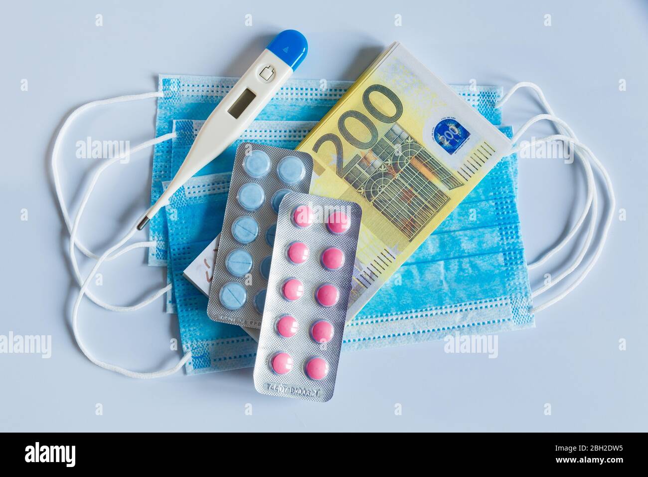Banconote in valuta americana tra prodotti e articoli medici. Foto Stock