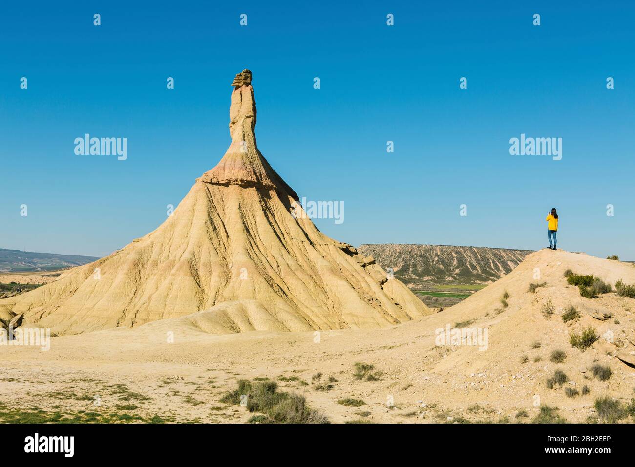 Donna in paesaggio desertico di Bardenas Reales, Arguedas, Navarra, Spagna Foto Stock