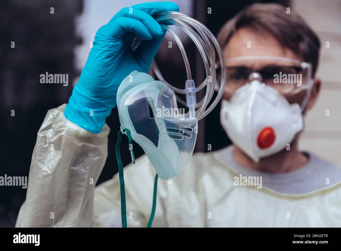 Operatore sanitario che tiene una maschera respiratoria per ventilatori Foto Stock