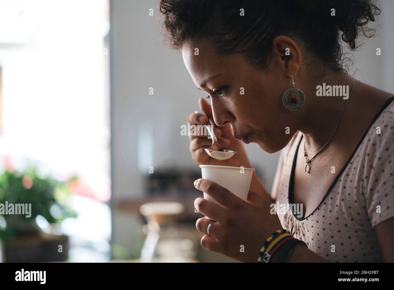 Donna che lavora in un prodotto di degustazione di caffè Foto Stock