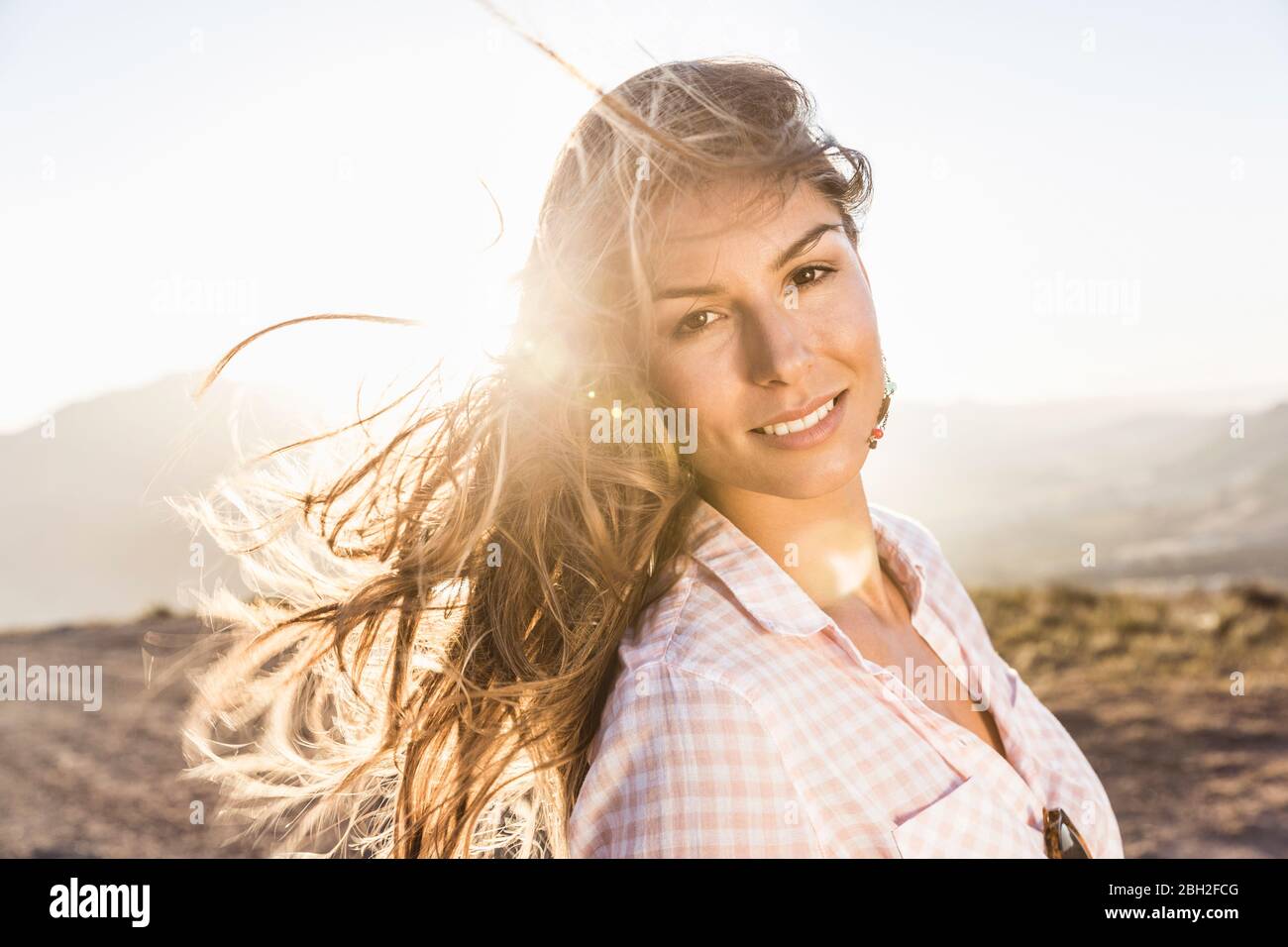 Ritratto di bella donna dai capelli lunghi in campagna Foto Stock