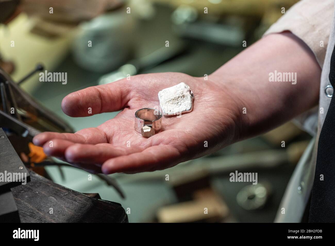 Orafo femminile con anello in argento finito Foto Stock