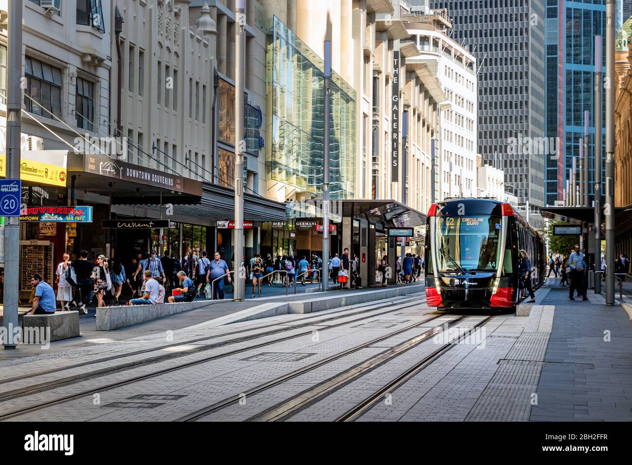 La linea 2 del tram parcheggiava George St nel centro di Sydney, Australia. Foto Stock