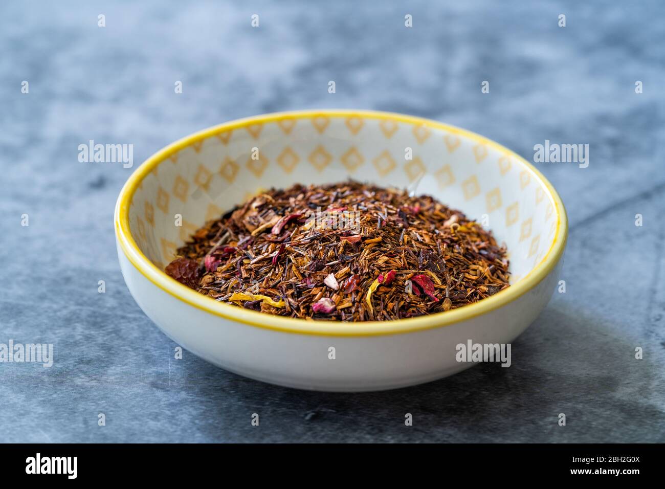 Winter Berry secchi Rooibos pezzi da tè con fragola secca, Hibiscus, aromatizzanti, cannella, chiodi di garofano, Rosehip, mela, Calendula, vaniglia bit. Pronti per noi Foto Stock