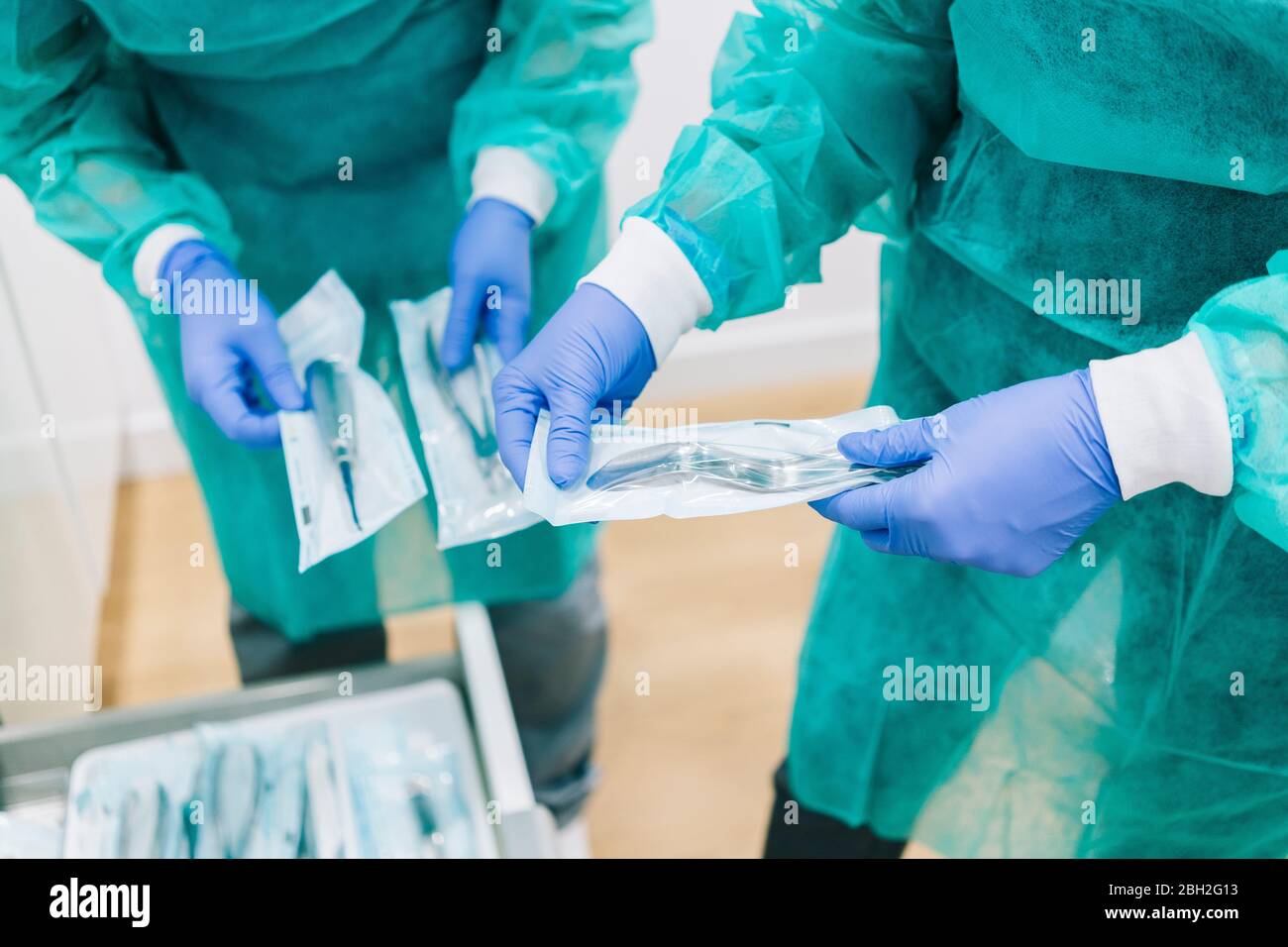 Due medici che prendono strumenti sterili formano l'armadietto Foto Stock