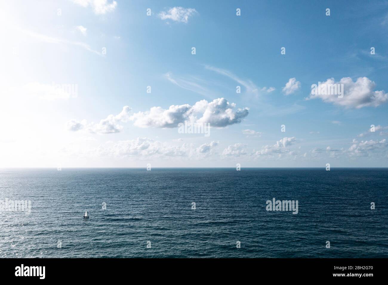 Spagna, Biscaglia, Bilbao, Vista aerea della linea chiara dell'orizzonte sopra l'Oceano Atlantico in giornata di sole Foto Stock
