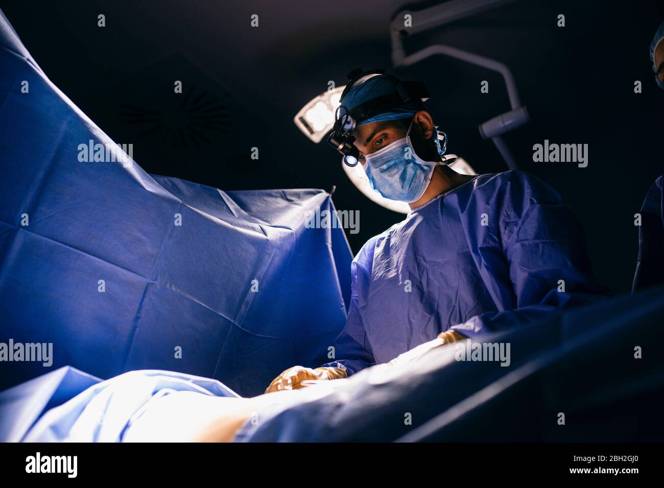 Il chirurgo durante un intervento Foto Stock