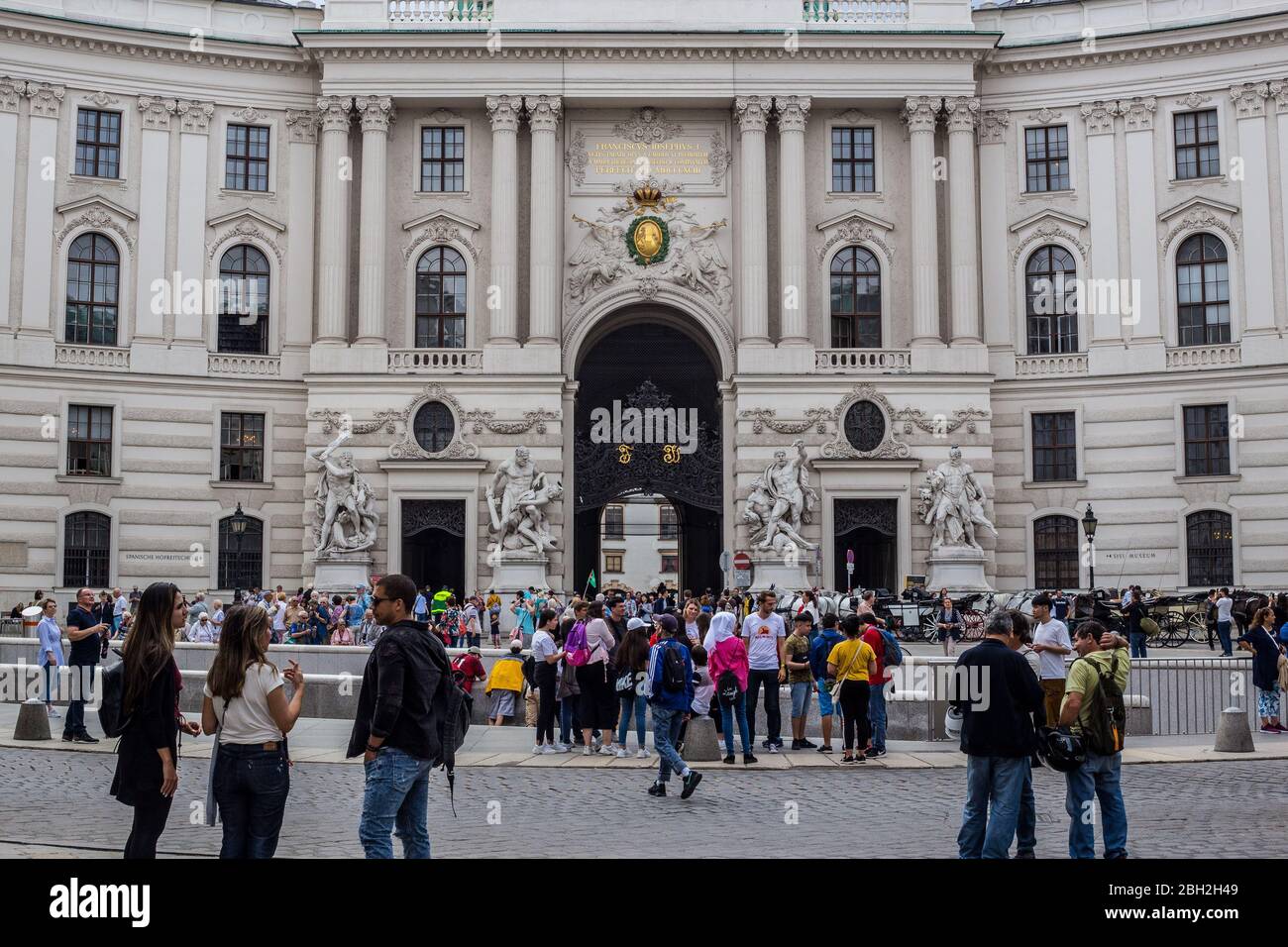 Vienna, Austria - 6 giugno 2019: Persone che camminano intorno all'ala di San Michele nella città vecchia Foto Stock