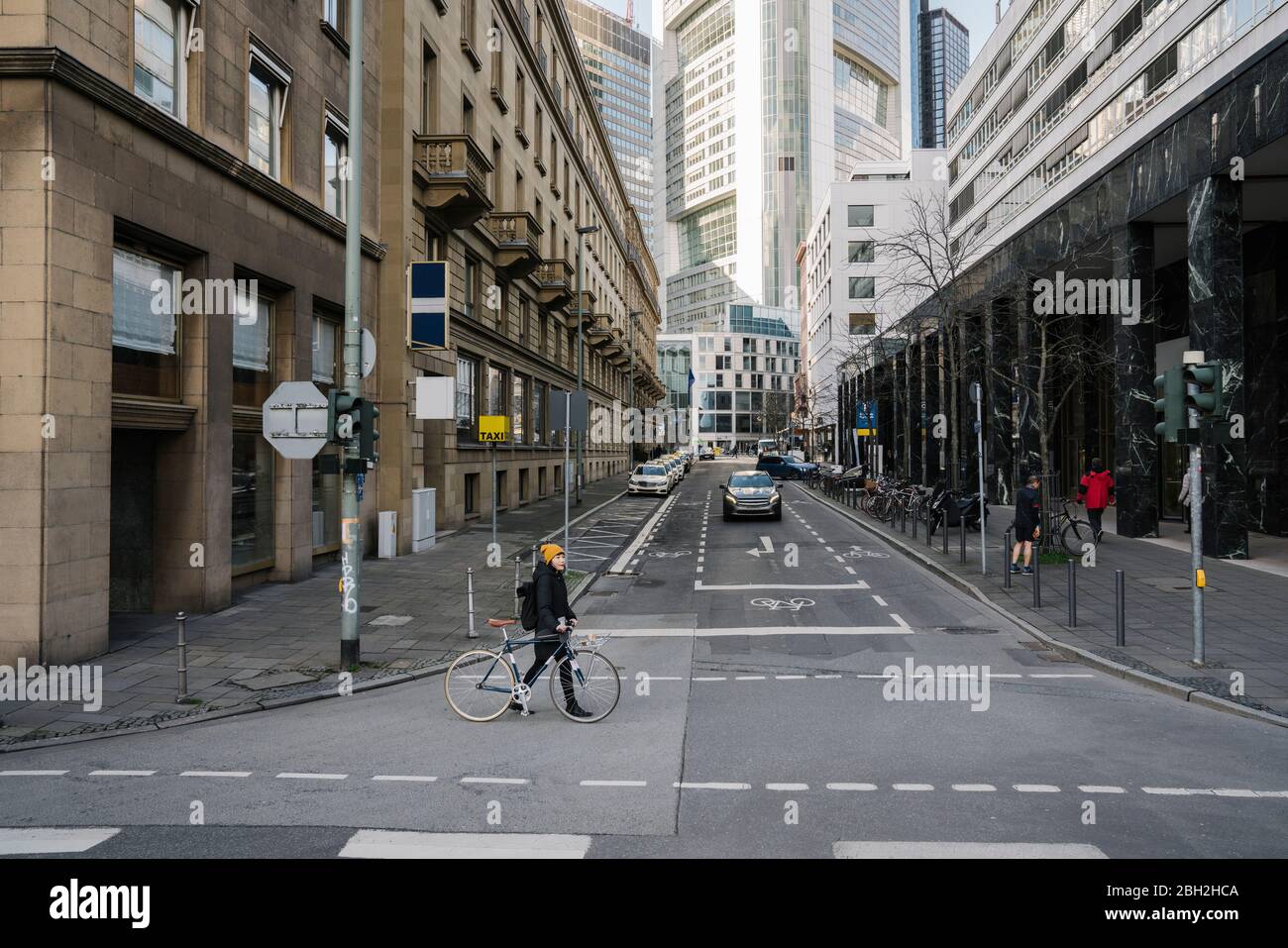 Donna con strada ciclabile in città, Francoforte, Germania Foto Stock