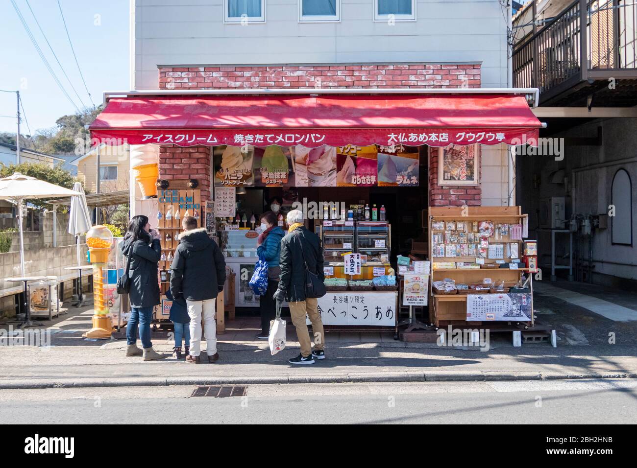 Il negozio di gelati era pieno di molti clienti nella città di Kamakura. Tokyo, Giappone febbraio 11,2020 Foto Stock