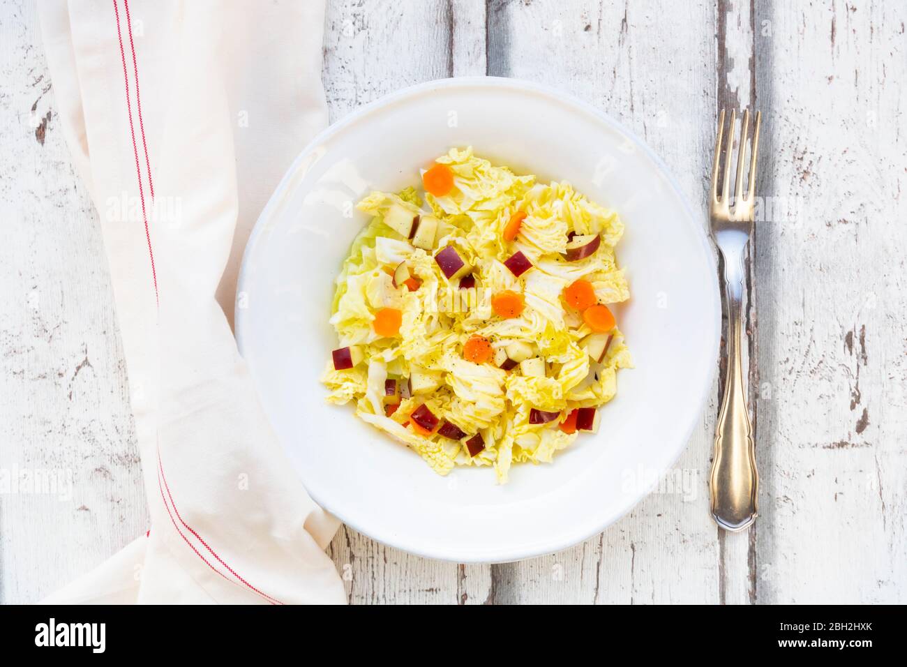 Piatto di insalata invernale con cavolo cinese, mele e carote Foto Stock