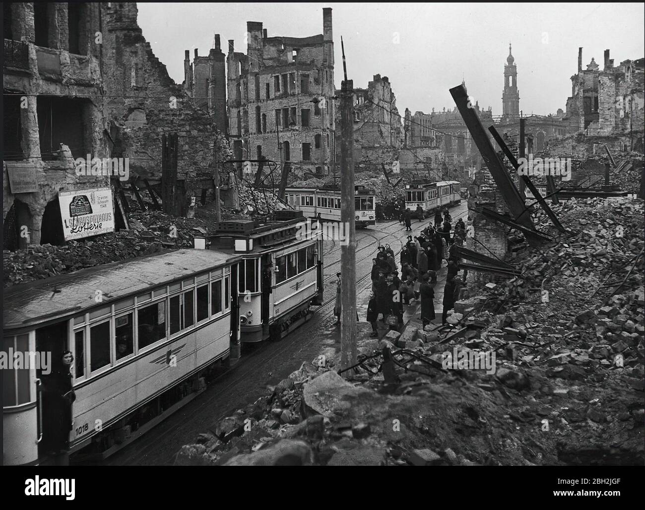 I tram attraversano la zona russa del dopoguerra, tra le rovine di edifici distrutti durante gli attentati terroristici degli alleati Foto Stock