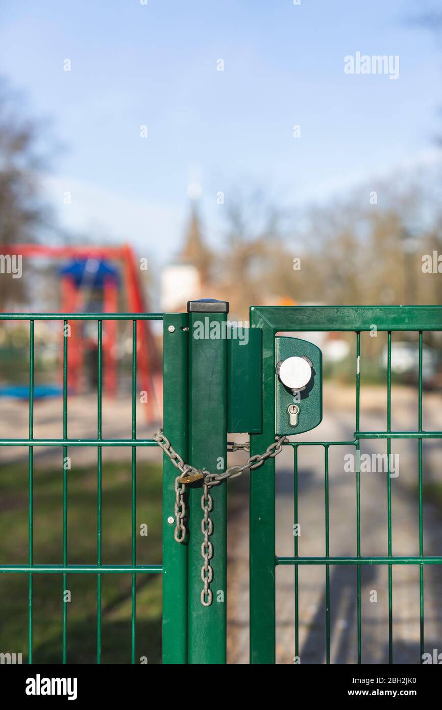 Germania, Brandeburgo, porta di parco giochi bloccato a causa del coprifuoco durante l'epidemia COVID-19 Foto Stock