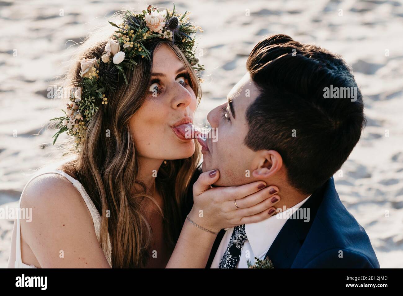 Nuziali di coppia lingua sulla lingua, tirando divertenti volti Foto Stock