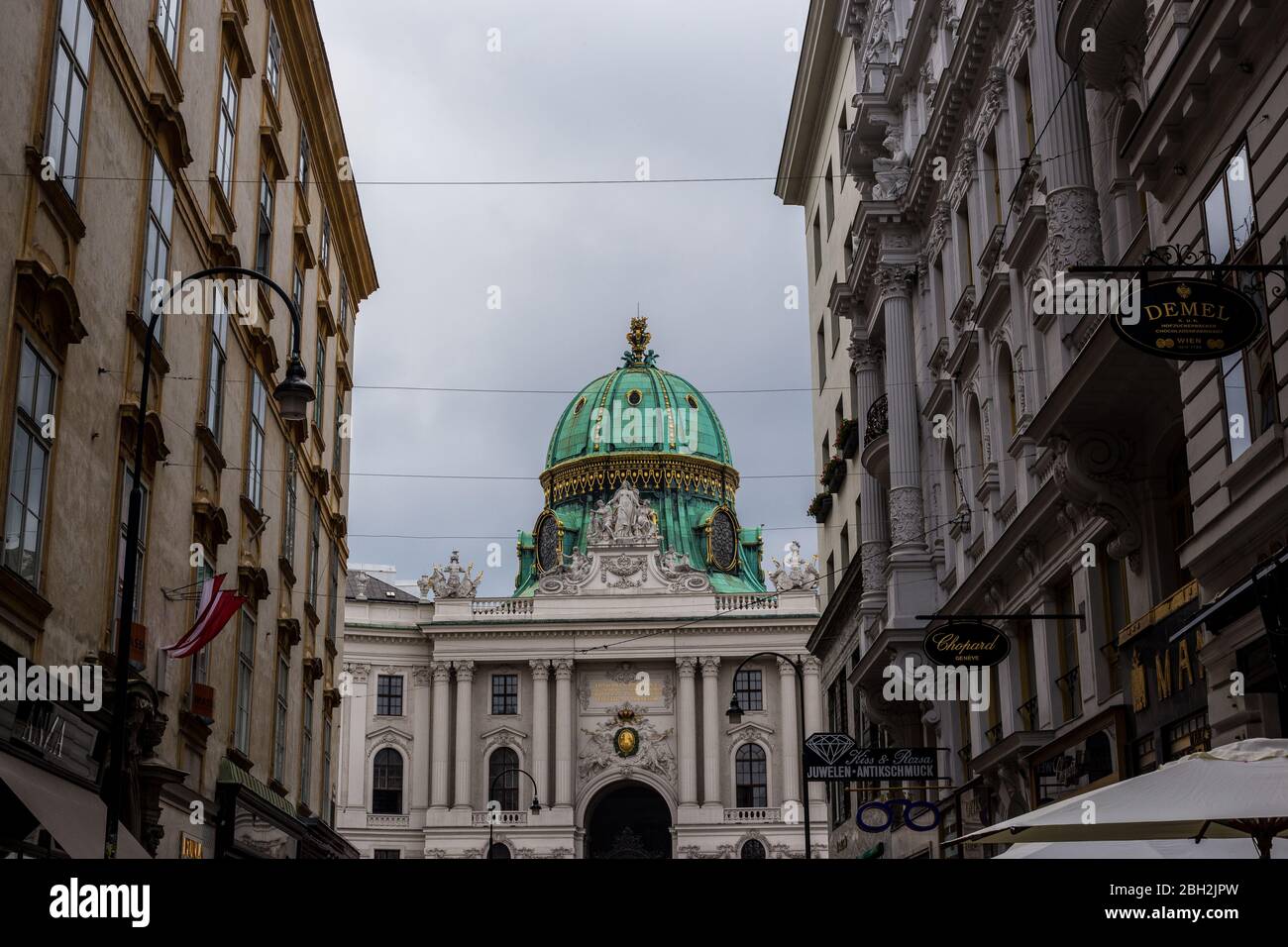 Vienna, Austria - 6 giugno 2019: Vista del centro di Vienna con l'ala di San Michele sullo sfondo Foto Stock
