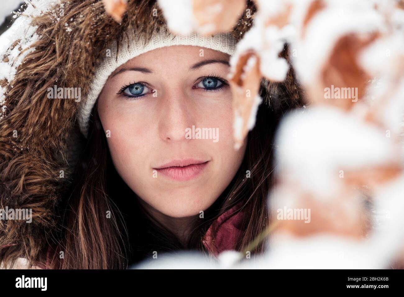 Ritratto di giovane donna con occhi blu in inverno Foto Stock