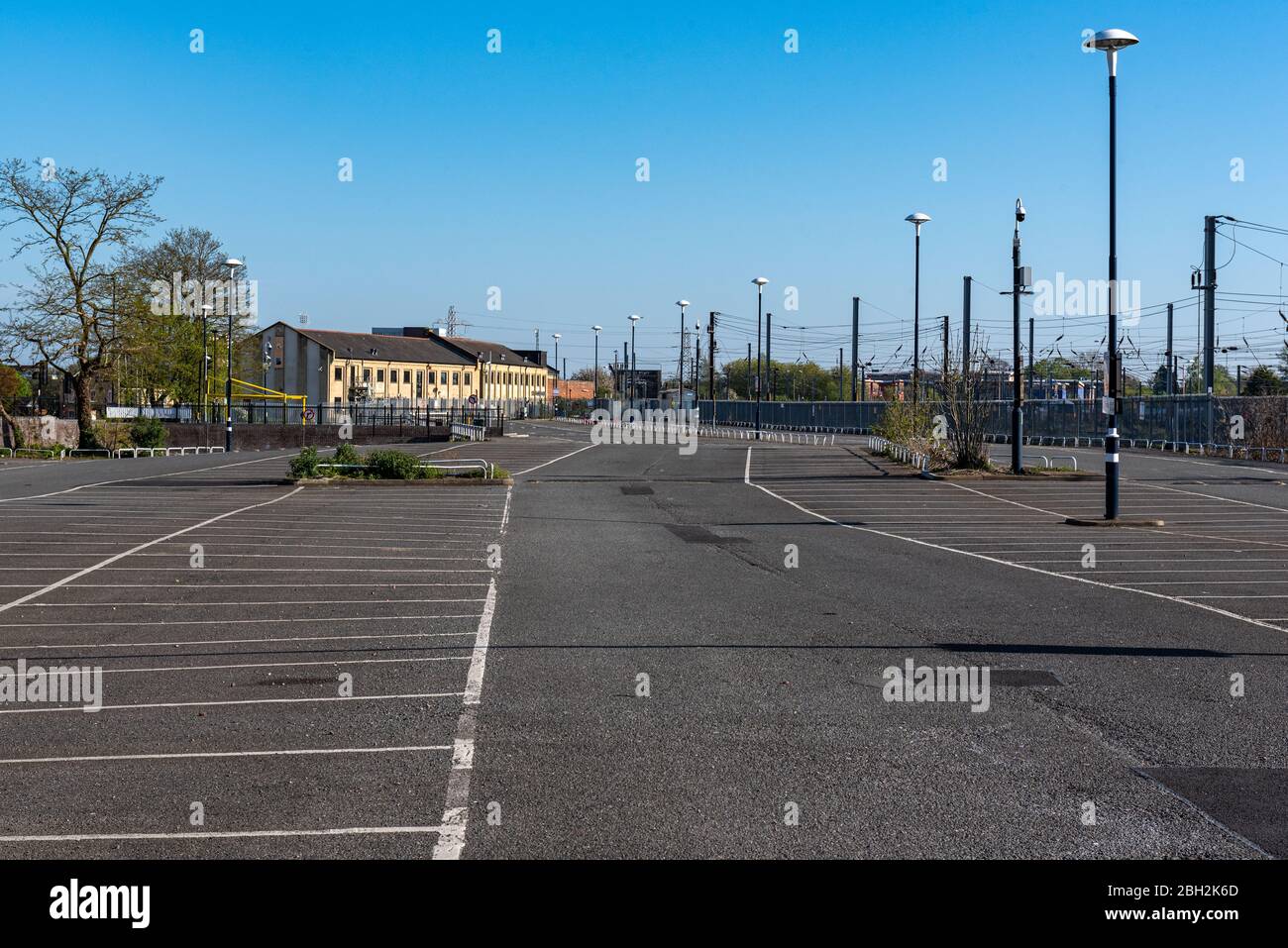 Parcheggio della stazione di Peterborough durante l'impianto di blocco Coronavirus covid-19. Di solito imballato con le automobili è vuoto, mentre i pendolari lavorano da casa Foto Stock