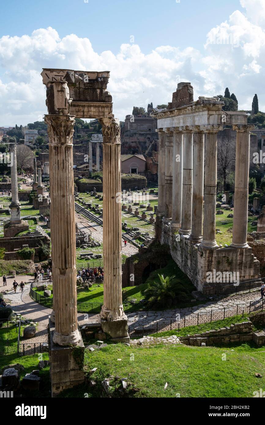 Italia, Roma, Foro Romano e colonnati del Tempio Vespasiano e Tito Foto Stock