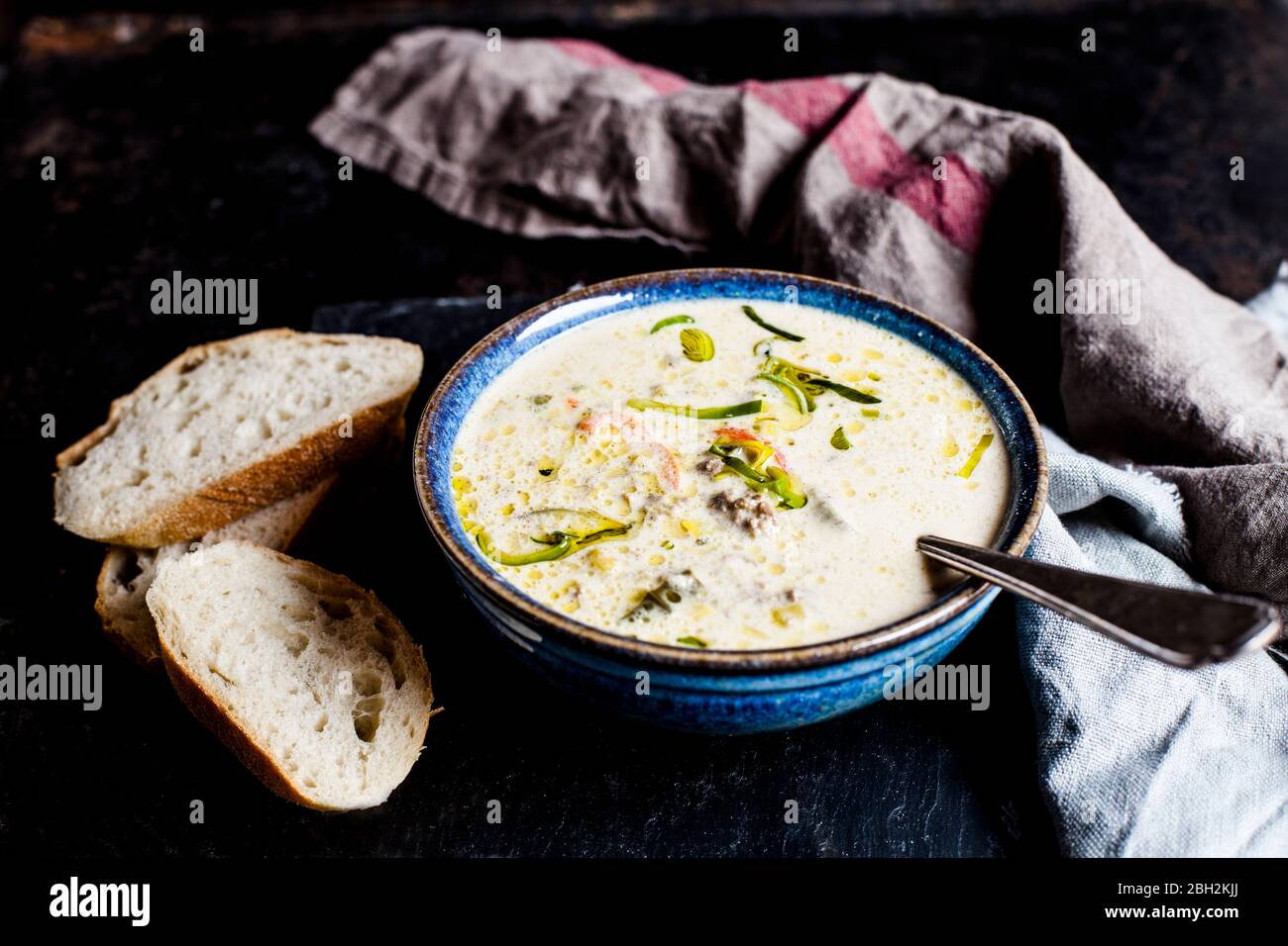 Ciotola di zuppa di formaggio con peperone, porro e carne tritata Foto Stock