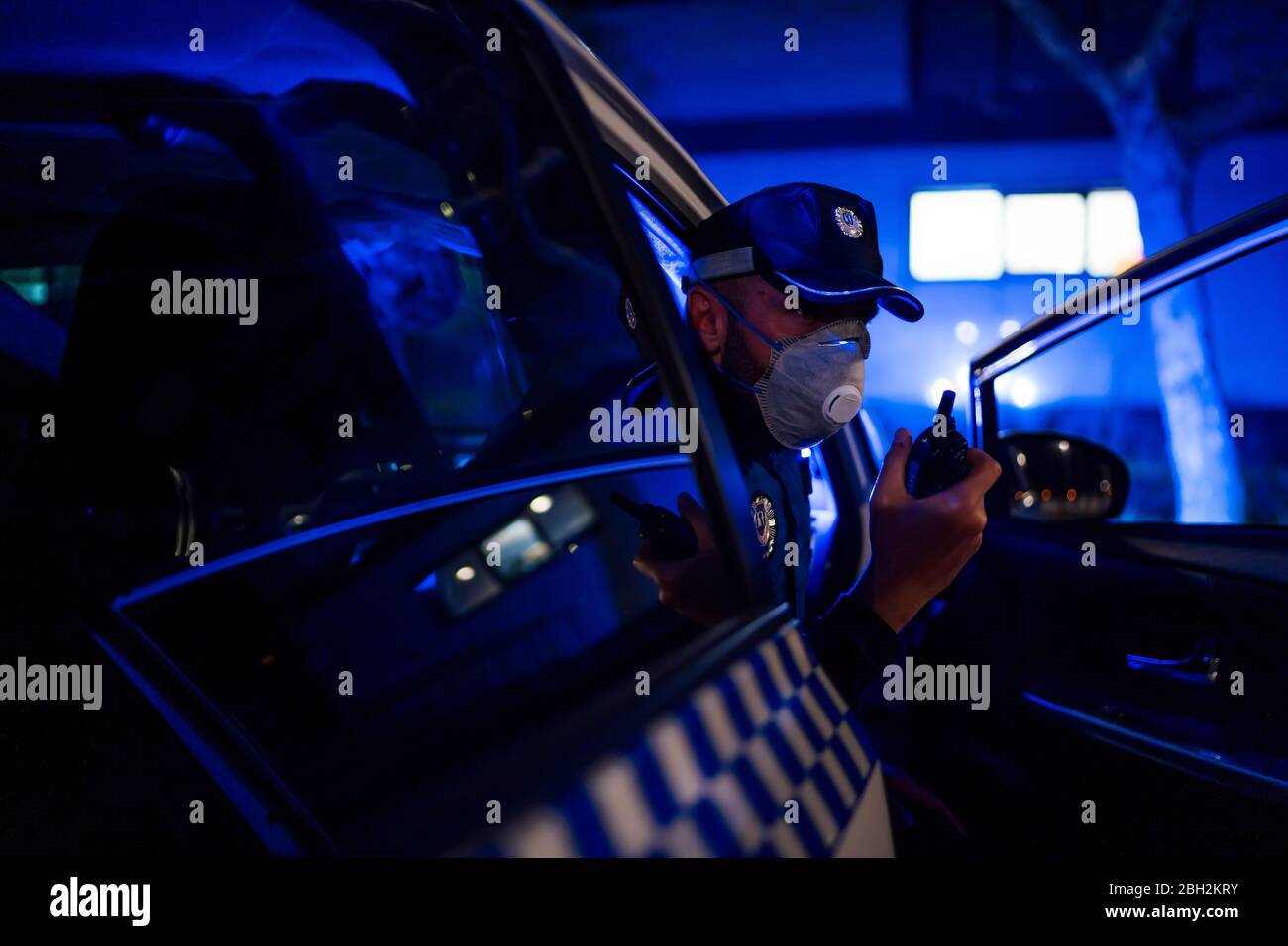 Poliziotto in missione di emergenza, utilizzando il telefono Foto Stock