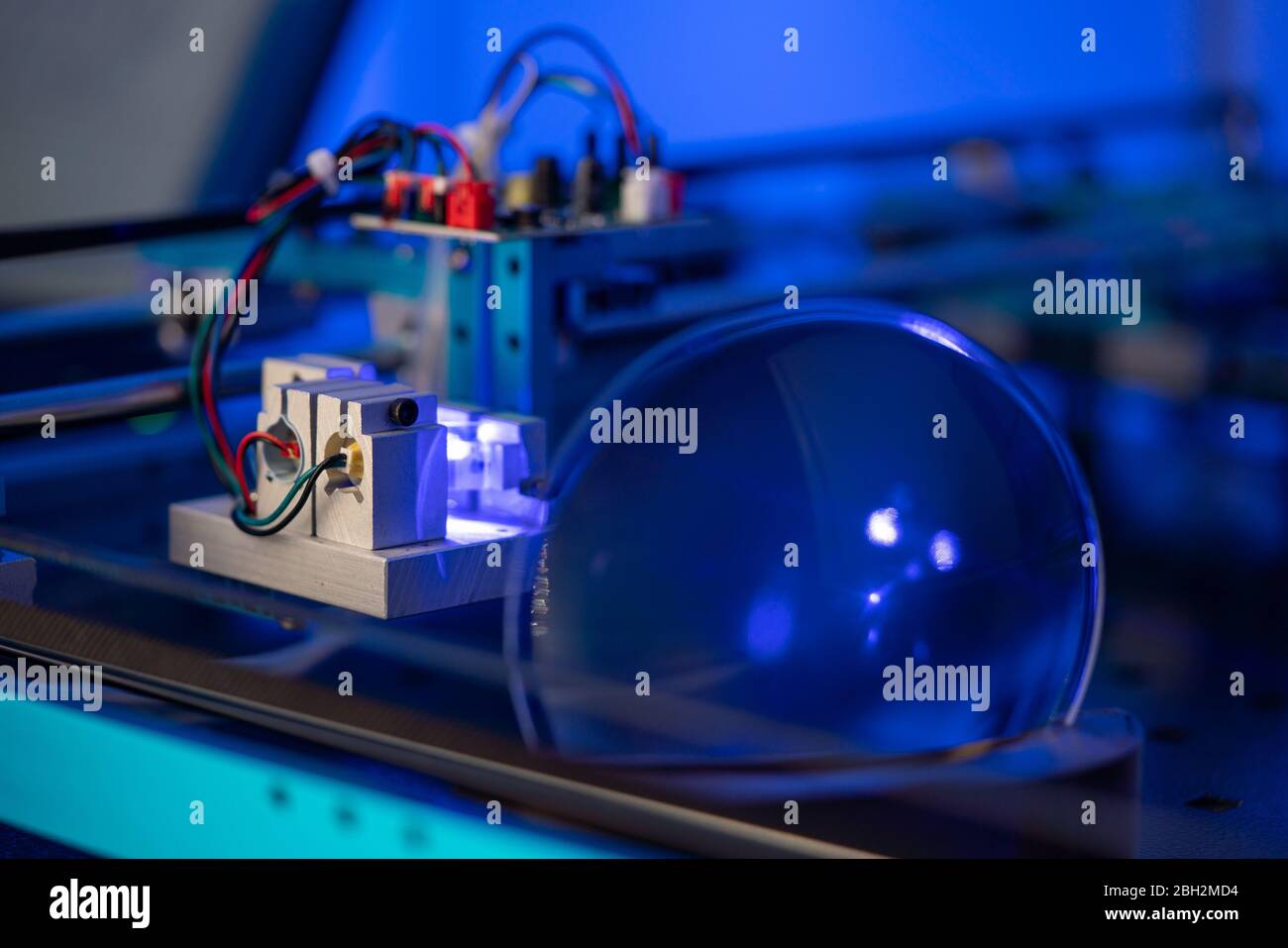 Sistema di sviluppo laser in laboratorio ottico. Studio dei laser i test ottici del laboratorio scientifico Foto Stock