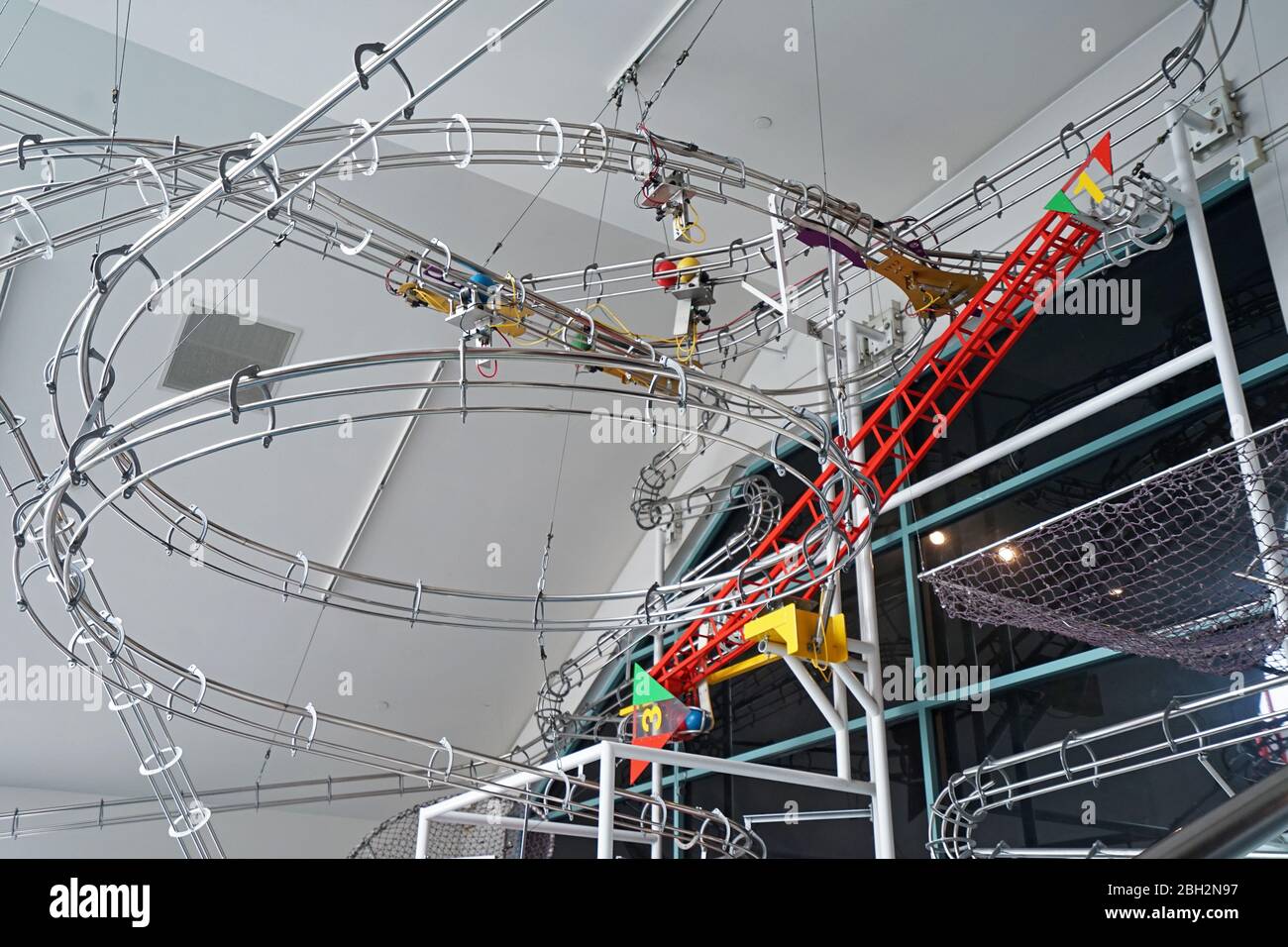 La decorazione del soffitto e il design degli interni del 'Saint Louis Science Center' combina sperimentazione, creatività e attività di gioco per scoprire la tecnologia Foto Stock