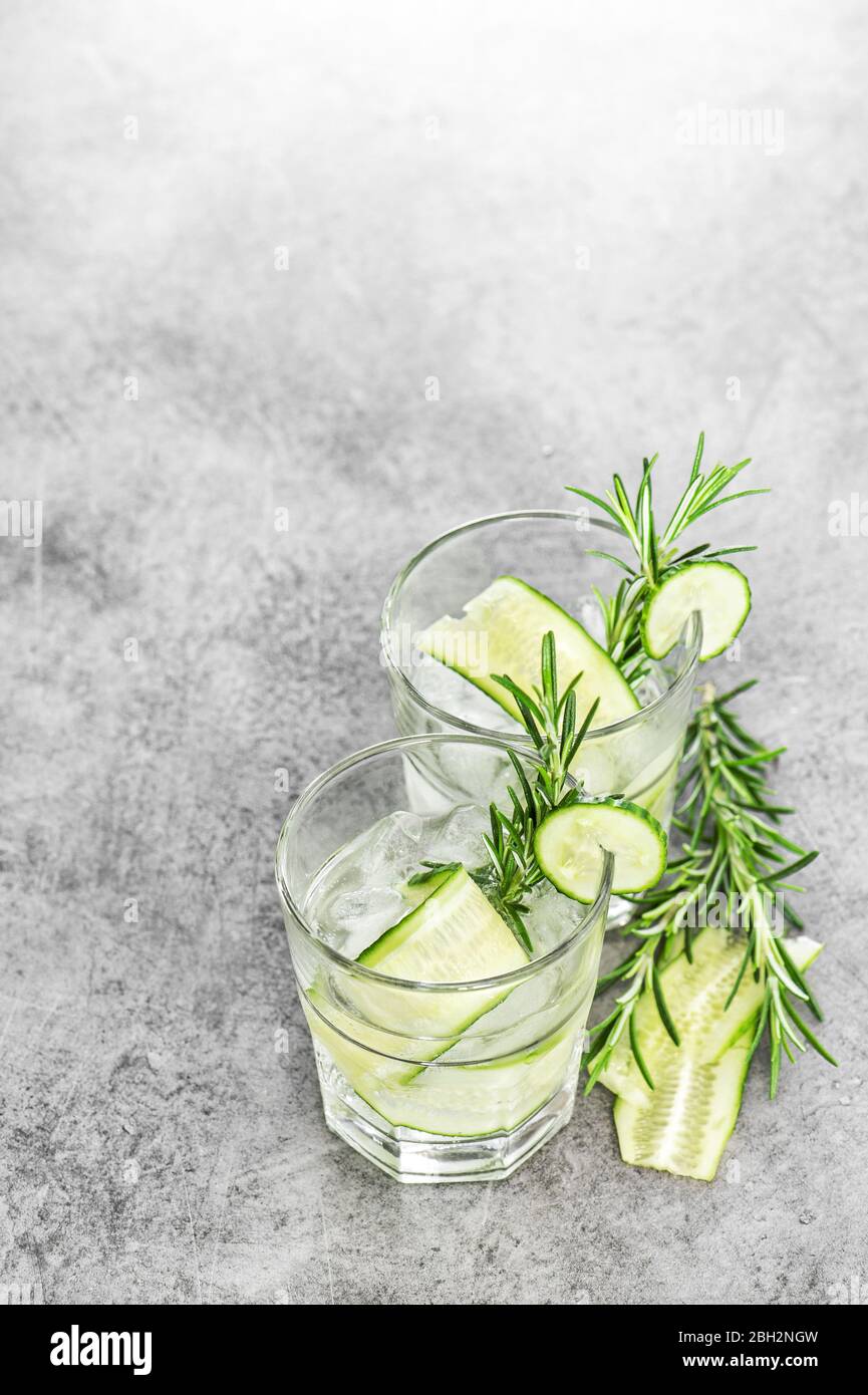 Limonata estiva fredda. Bevanda fresca con cetrioli, ghiaccio e erbe di rosmarino Foto Stock