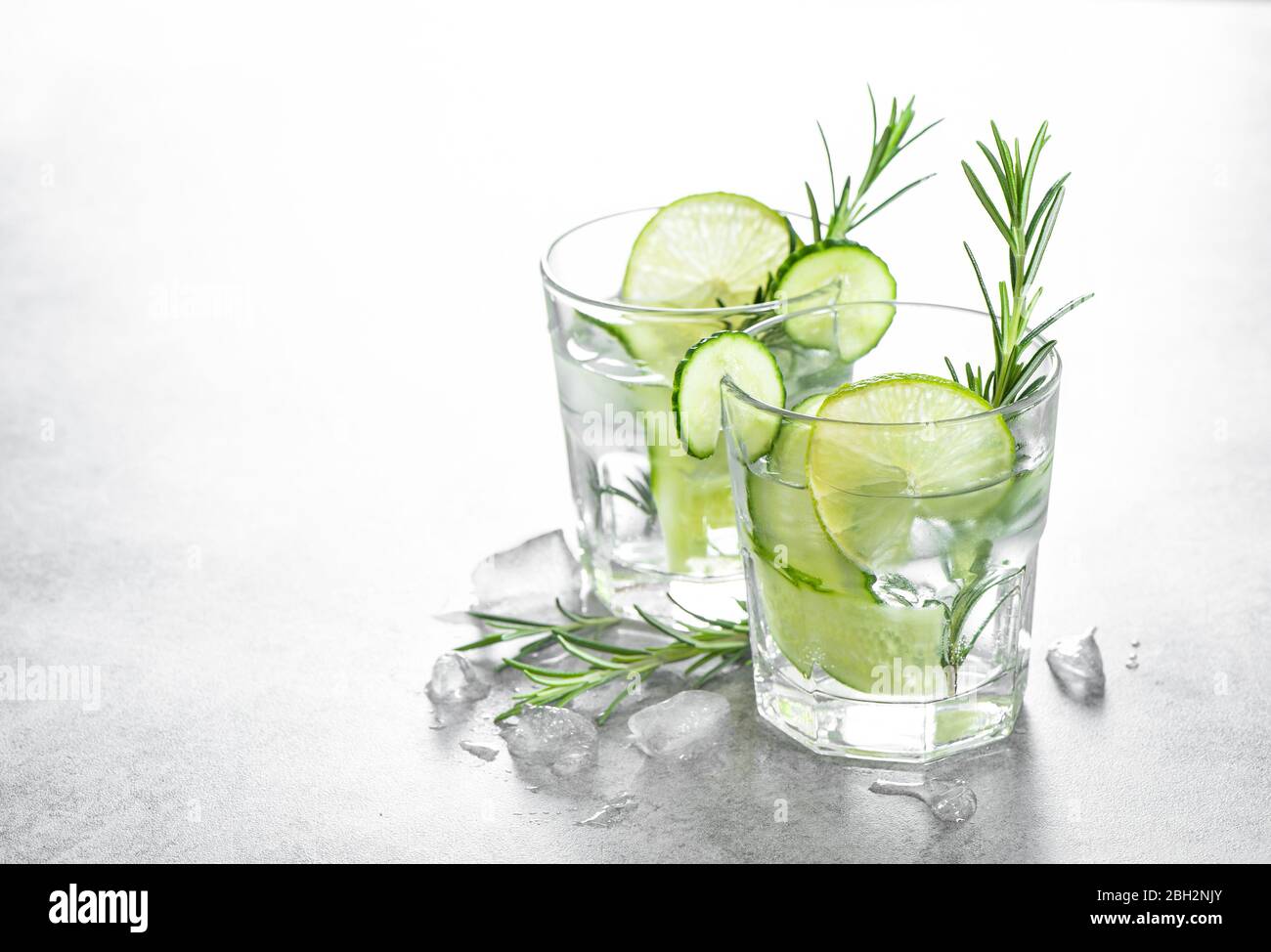 Bevanda fredda. Limonata fresca con cetrioli, lime e rosmarino Foto Stock