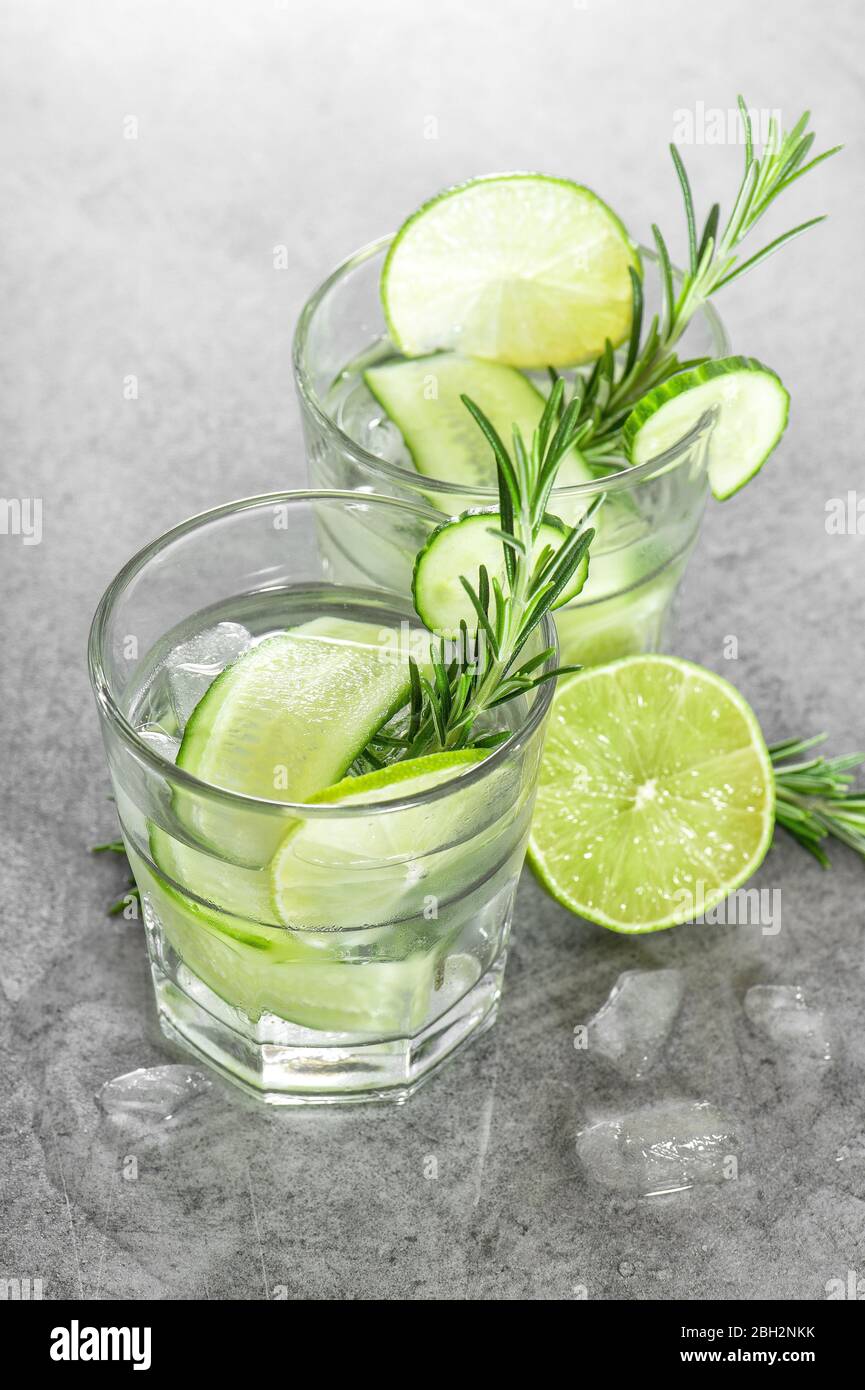 Bevanda fresca con cetriolo, lime e rosmarino. Limonata estiva fredda Foto Stock