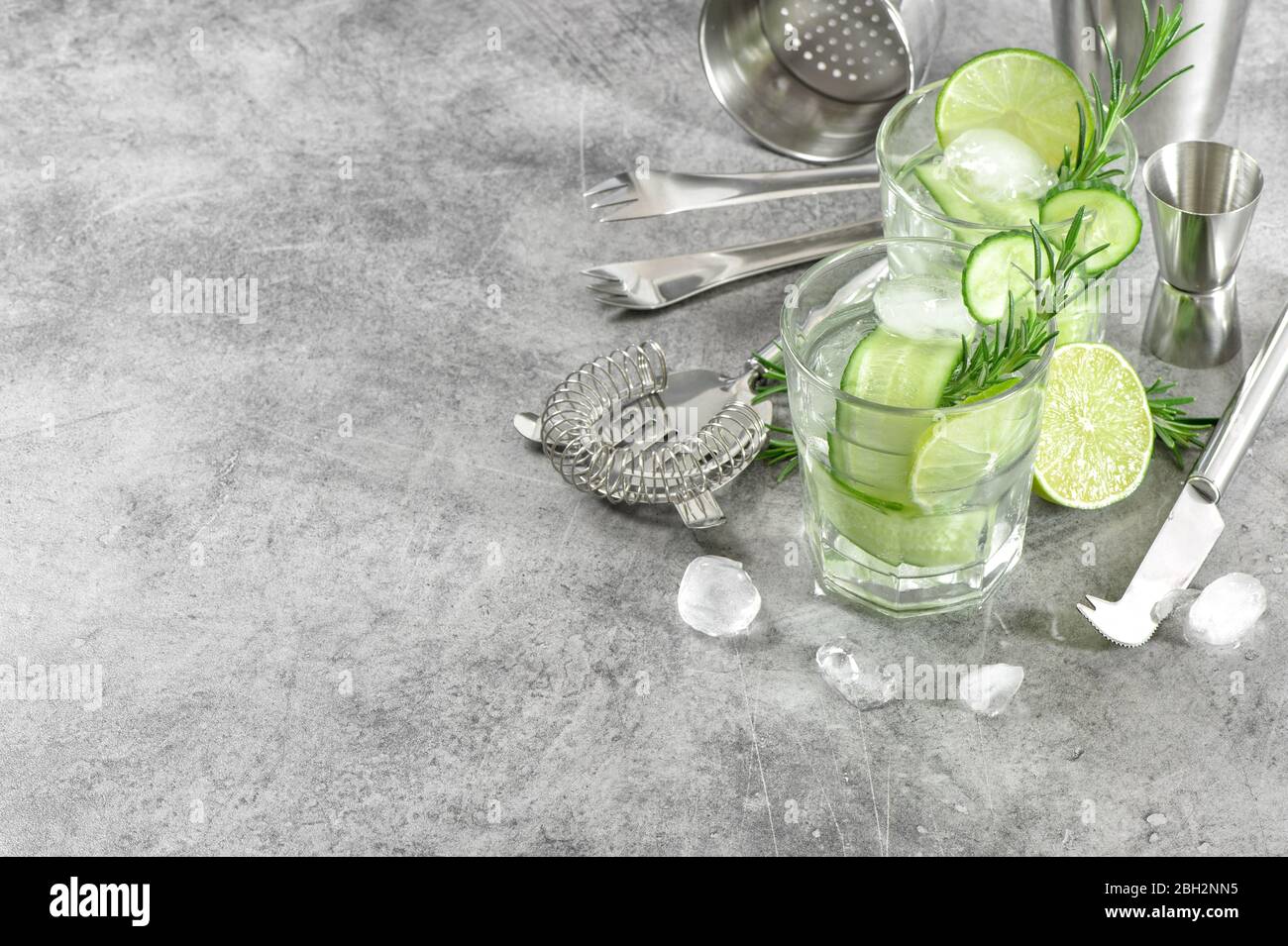 Bere con cetrioli, lime, ghiaccio e rosmarino. Limonata estiva fredda Foto Stock