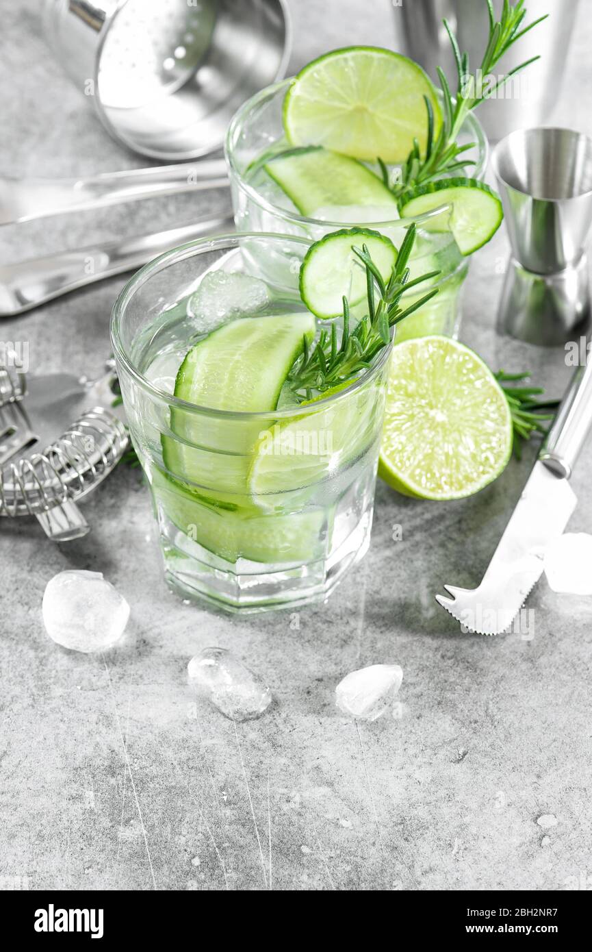 Bevanda fresca con cetriolo, lime, ghiaccio e rosmarino. Limonata estiva fredda Foto Stock
