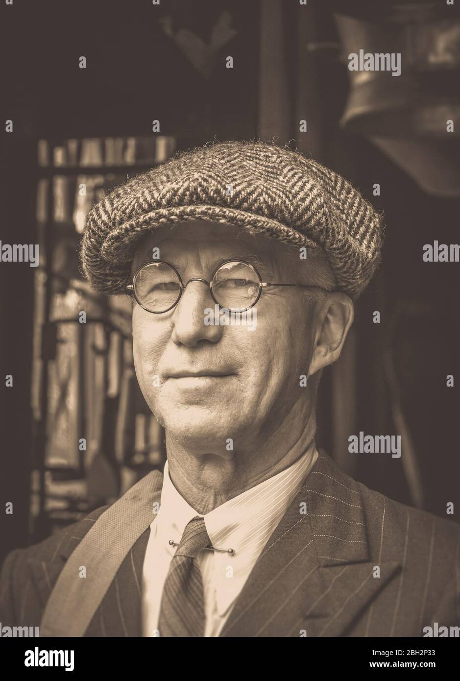 Vecchio stile, ritratto anteriore della seppia vintage dell'uomo degli anni  '40 in berretto piatto e occhiali, Black Country Museum, evento estivo  della seconda guerra degli anni '40, Regno Unito Foto stock - Alamy