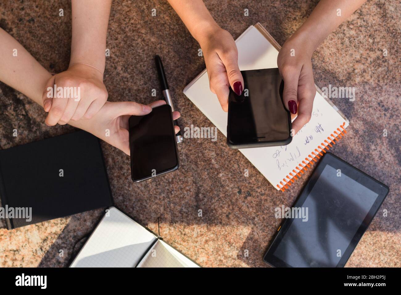 Una persona che taglia un pezzo di torta su un tavolo Foto Stock