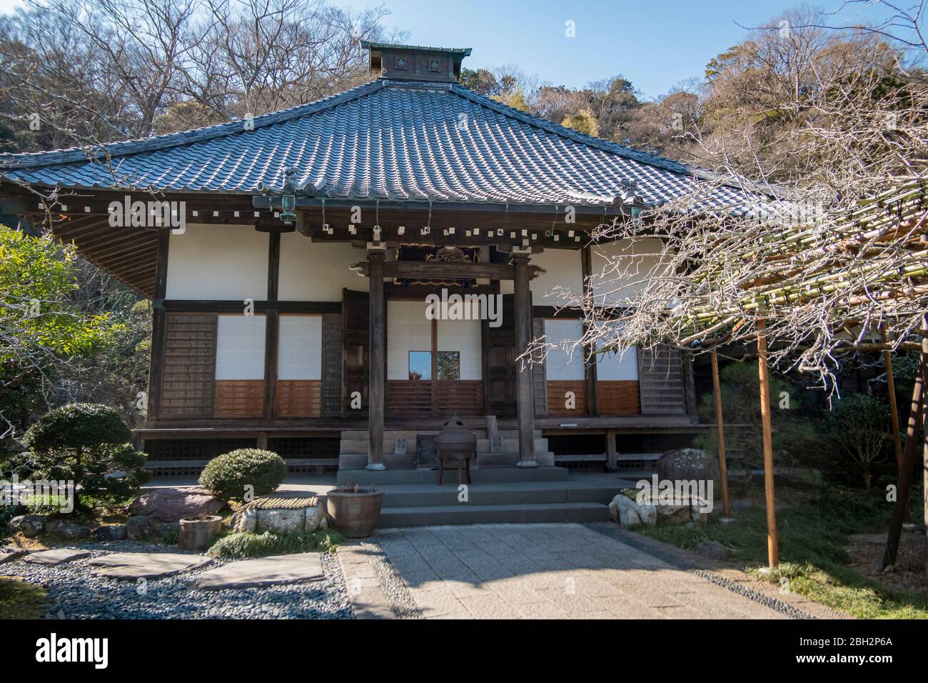 Il giardino delle erbe nel tempio di Kosoku-ji nella città di Kamakura. Kanagawa, Giappone febbraio 12,2020 Foto Stock
