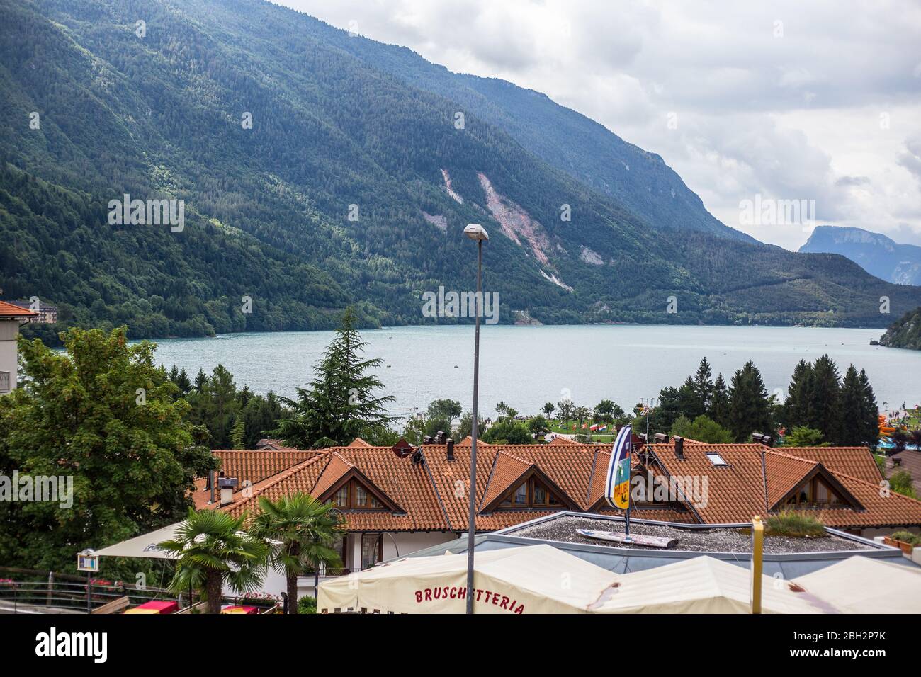 Molveno, Italia - 15 agosto 2019: Vista sul Lago e sulla città di Molveno Foto Stock