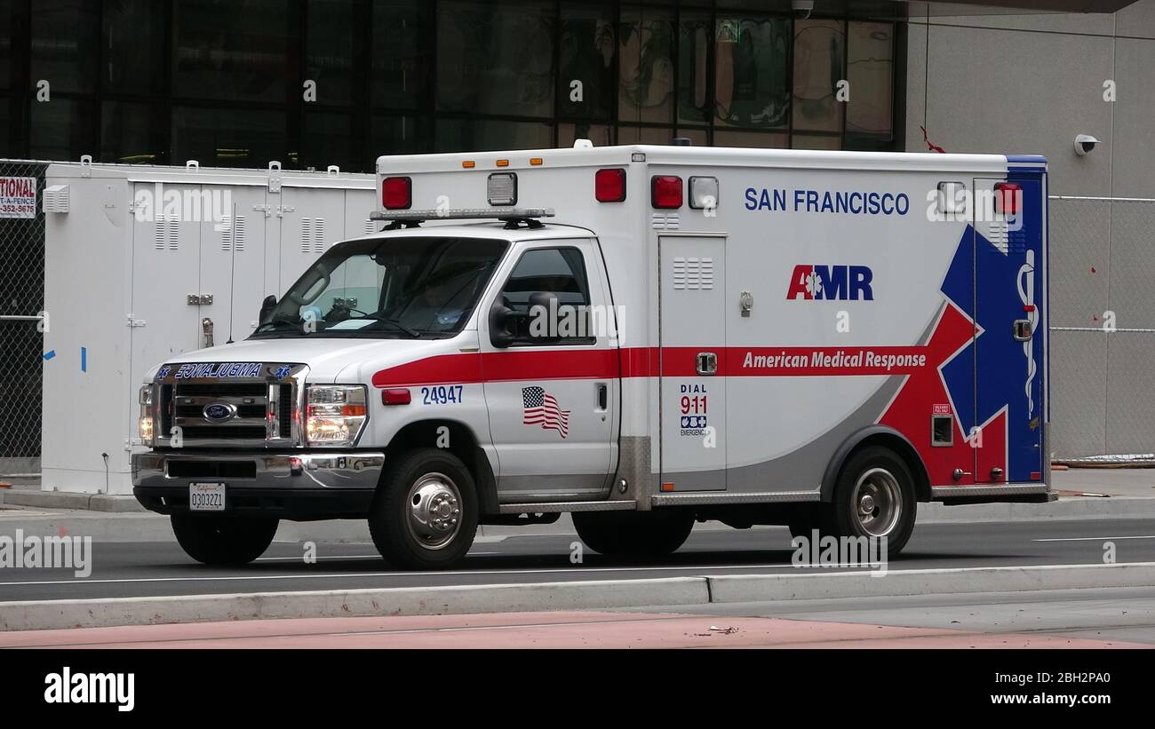 Un'ambulanza americana di risposta medica durante un'epidemia di coronavirus COVID-19 a San Francisco, California, 23 marzo 2020. () Foto Stock