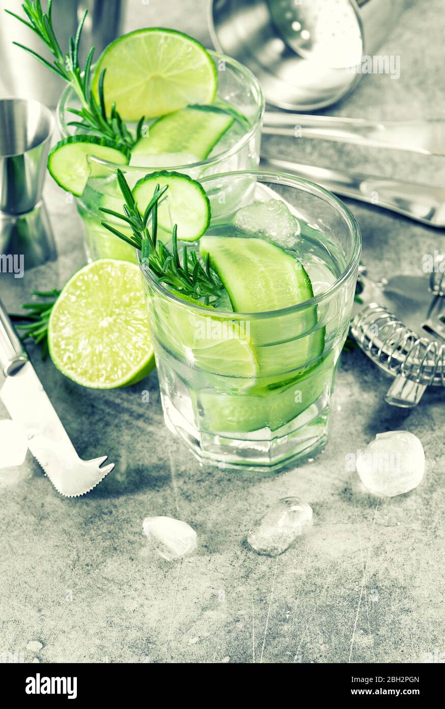 Bevanda fredda con cetriolo, lime, ghiaccio e rosmarino. Limonata estiva fresca Foto Stock