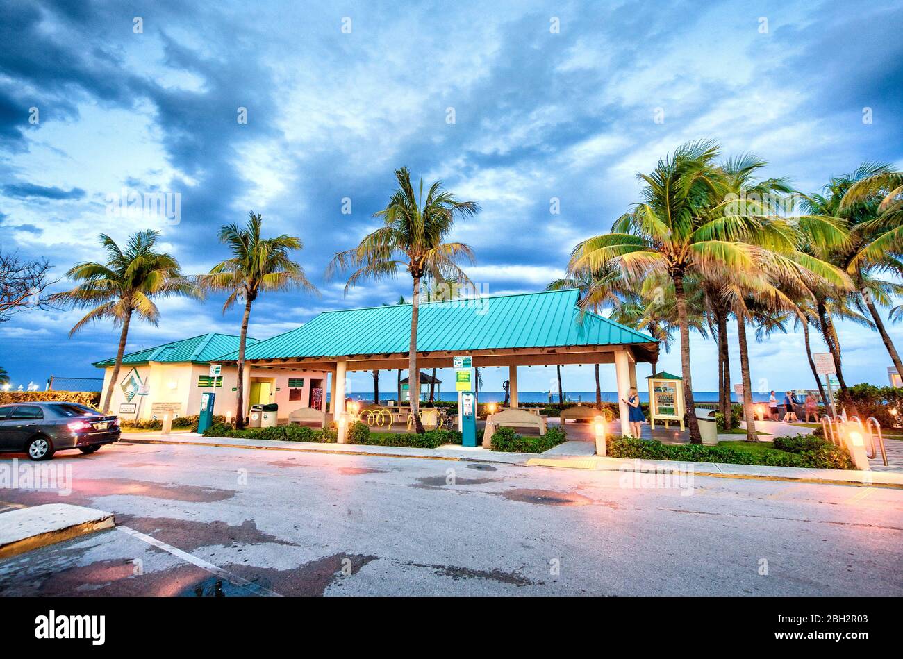 BOCA RATON, FL - 10 APRILE 2018: Palme e parcheggio lungo South Ocean Drive. Boca Raton è una famosa città turistica. Foto Stock