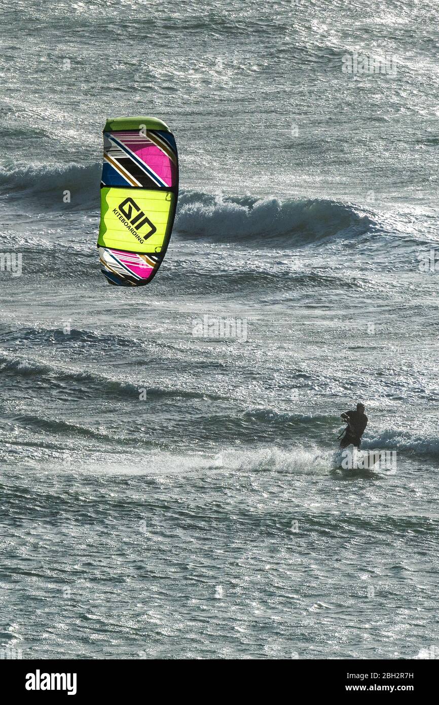 Un boarder Kite che si schiumava a velocità sul mare a Crantock a Newquay in Cornovaglia. Foto Stock