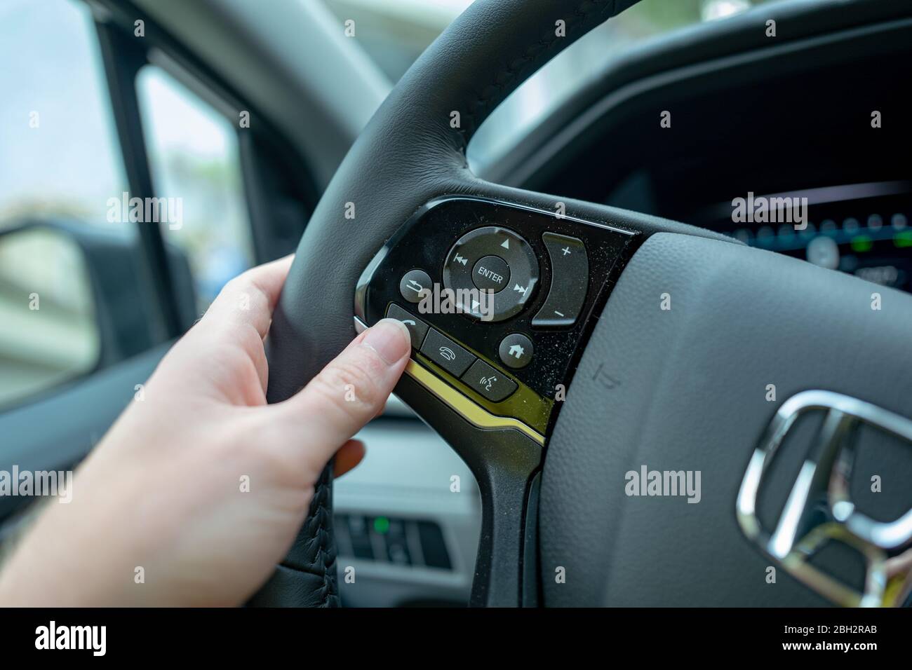 Primo piano di un uomo che utilizza la funzione di chiamata vivavoce Bluetooth su Honda Automobile, San Ramon, California, 25 marzo 2020. () Foto Stock