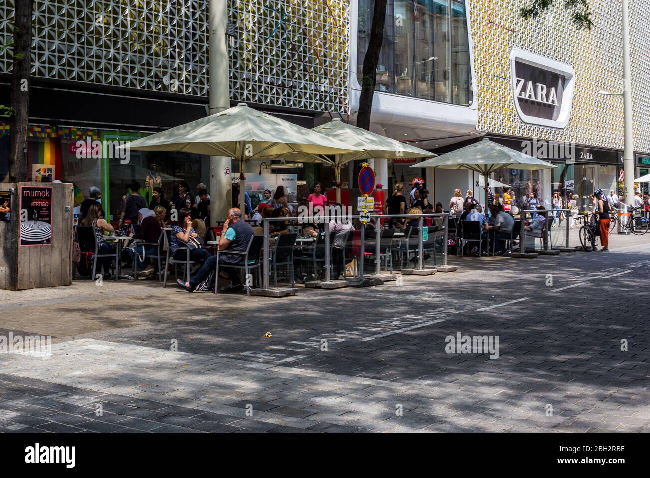 Vienna, Austria - 7 giugno 2019: Persone sedute in un caffè a Mariahilferstrasse, Vienna Foto Stock